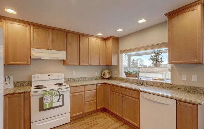 Foto del edificio - Comfortable 3BR/2BA Home in Kent – Fenced Backyard & Deck