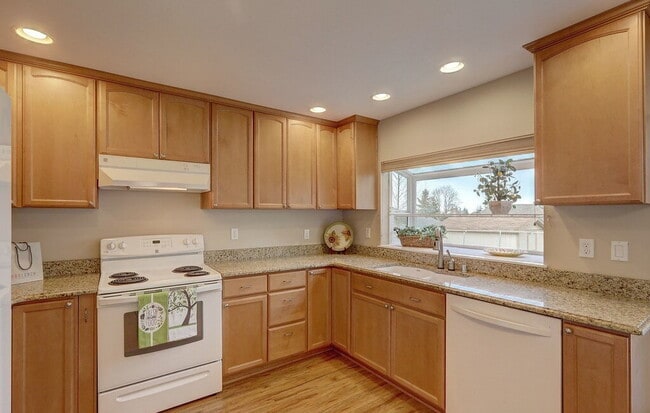 Building Photo - Comfortable 3BR/2BA Home in Kent – Fenced Backyard & Deck
