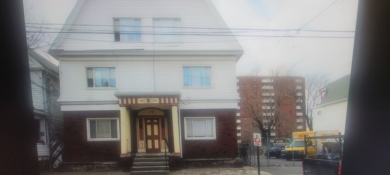 front - 73 N Welles Ave