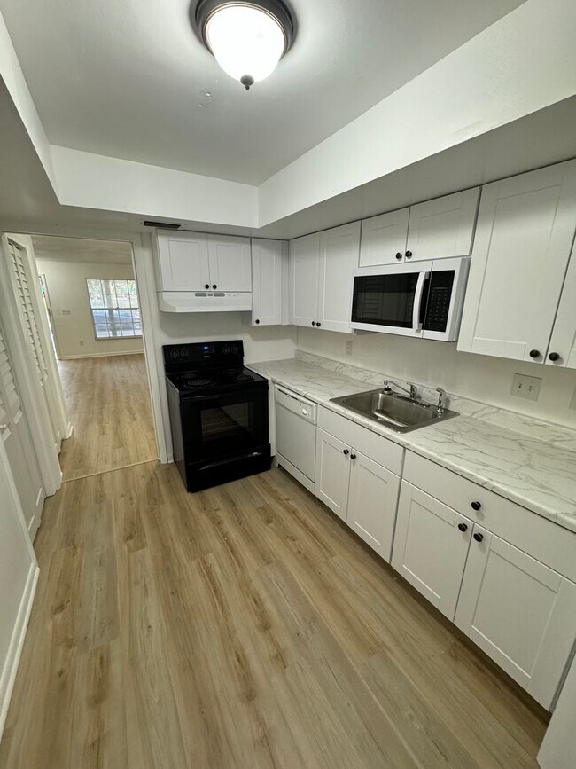 Building Photo - 2 Bedroom, 1 Bath Condo