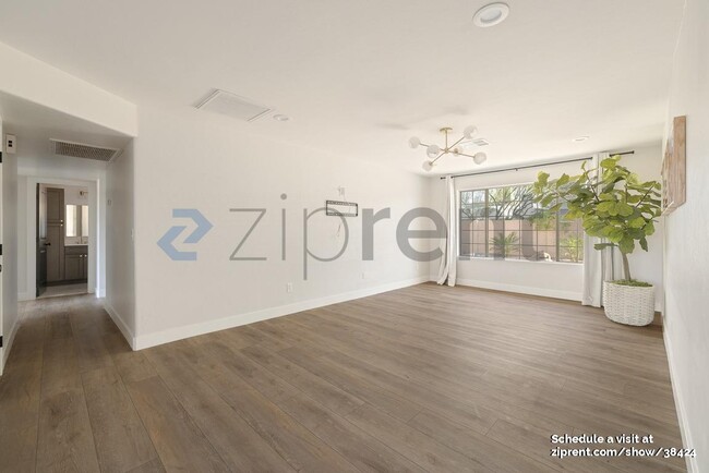 Foto del edificio - 6113 E Gelding Dr