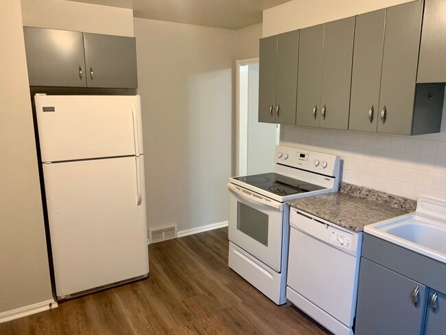 Kitchen - 3156 Warren Rd