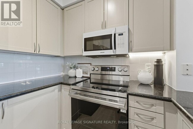 Building Photo - 220 Burnhamthorpe Rd W