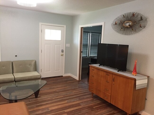 Building Photo - 3 Bedroom Single Family Home in Fredericks...