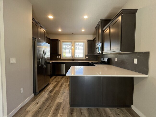 Foto del edificio - Charming 3-Bedroom, 3-Bathroom Home with Modern Finishes and Open Layout