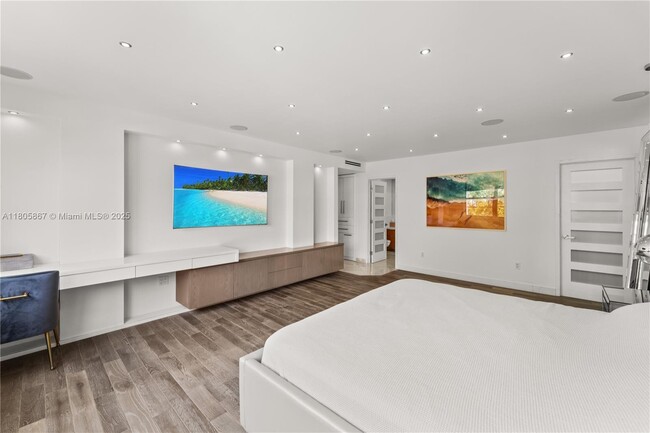 Building Photo - 5640 Collins Ave
