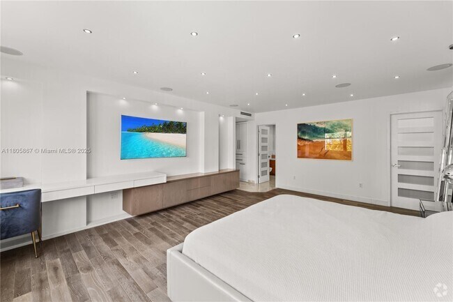 Building Photo - 5640 Collins Ave