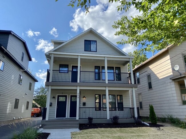 Building Photo - 722 12th Ave SE