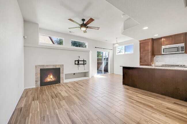 Foto del edificio - $2,175 - 3 Bed, 2.5 Bath Townhome in CO Sp...