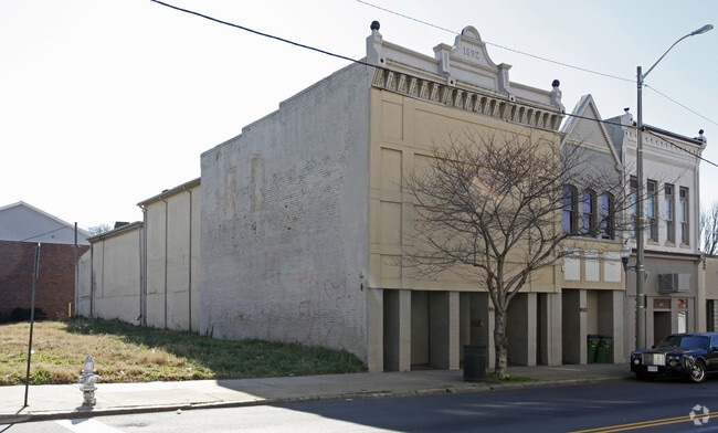 Building Photo - 1204 Hull St