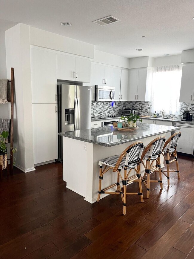 Foto del edificio - 3BD 2.5BA 2CAR Garage