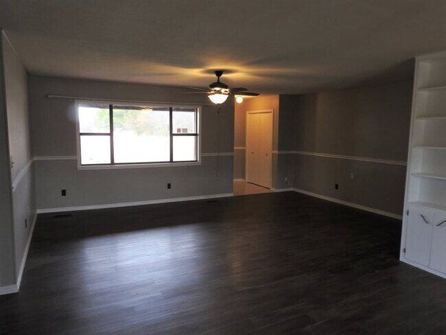 Building Photo - Move-in Ready!  3-Bed, 2-Bath Farmington Home.  Fenced-in backyard + 2x Car Garage