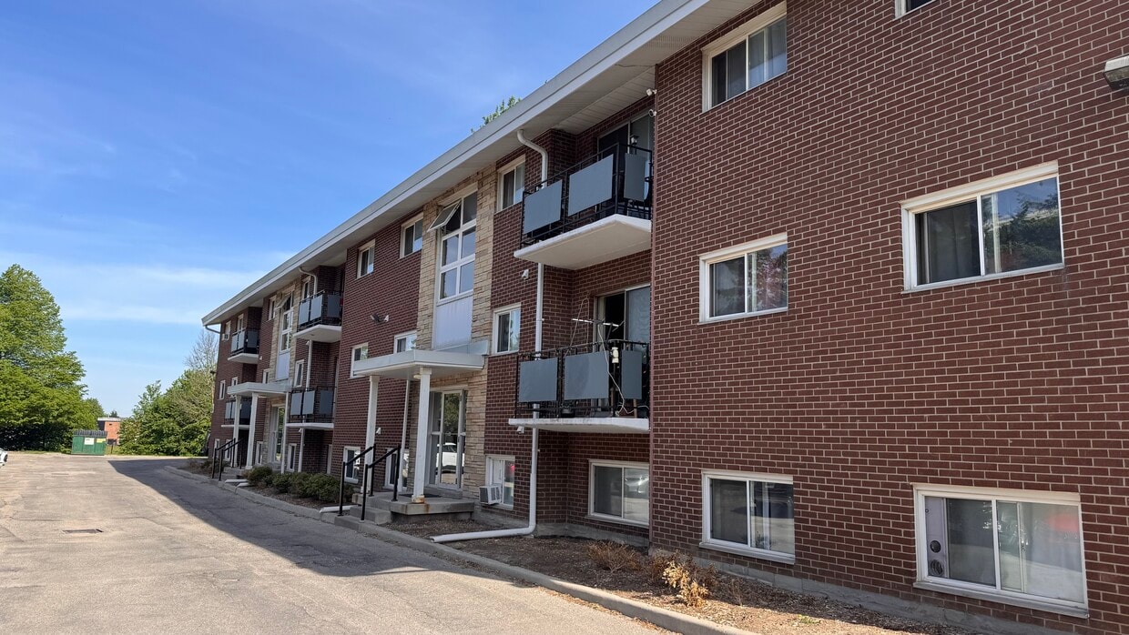 Building Photo - 30 Brant Av