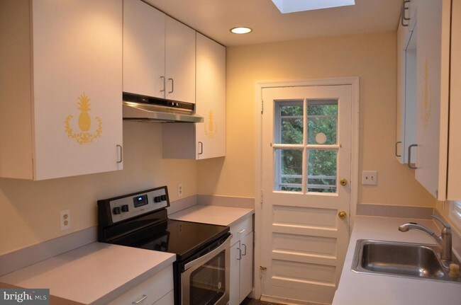 Foto del edificio - 3226 Sleepy Hollow Rd