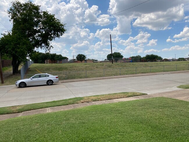 Building Photo - 9318 Clearwater Dr