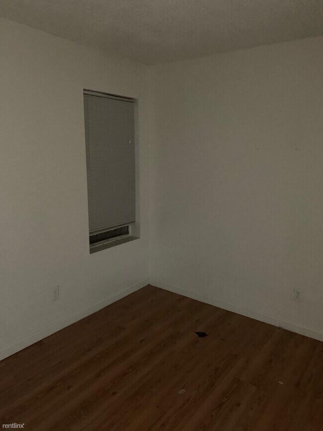 Building Photo - 2 br, 1 bath  - 4855 McLeod Dr Apt 4