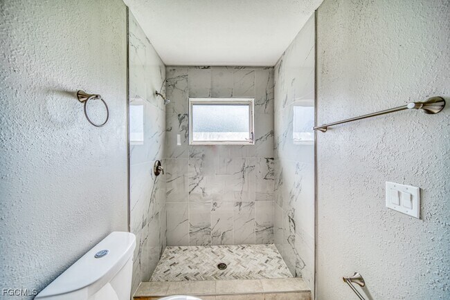 Building Photo - 2004 NE 6th St