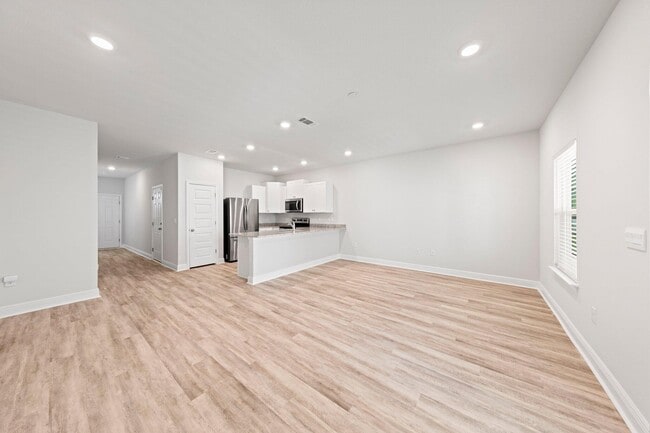 Building Photo - 1027 McLaren Cir