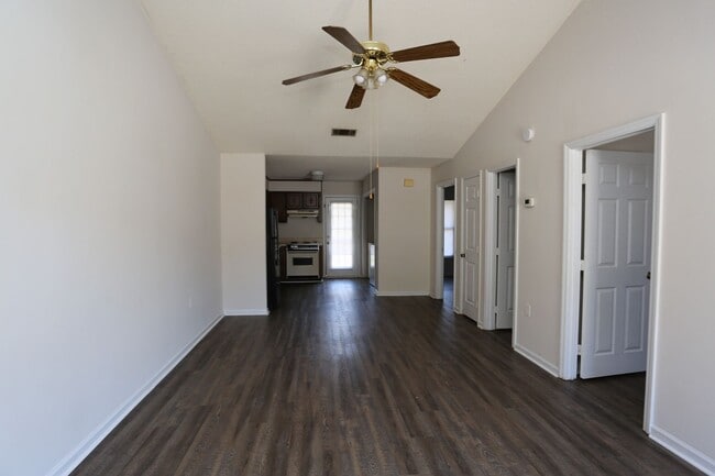 Building Photo - 2 bedroom for Immediate Move In!