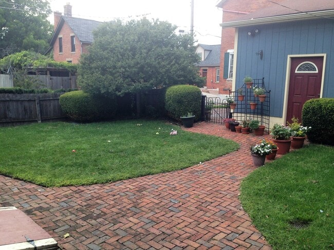 Building Photo - 586 S 9th St