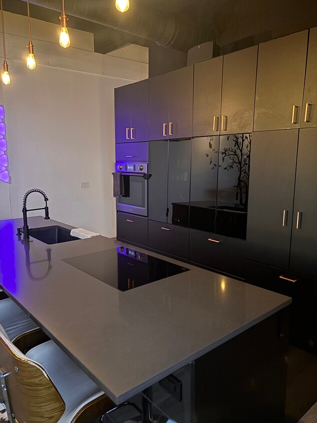 Sleek 5 by 13ft Island Kitchen - 3323 N Paulina St
