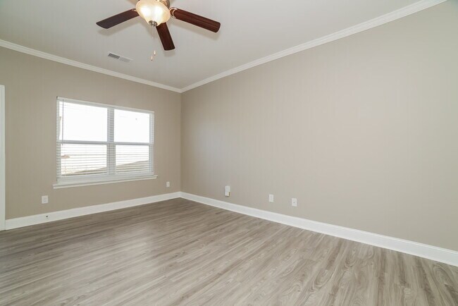 Building Photo - 5195 Howell Ct