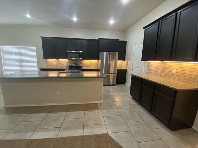 Foto del edificio - 4 bedroom, 2 bath in Quincy Park!