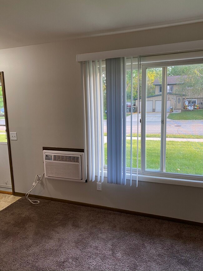 Living room - 1638 Sunfield St
