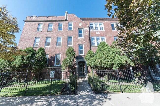 Building Photo - 3042 W Wellington Ave