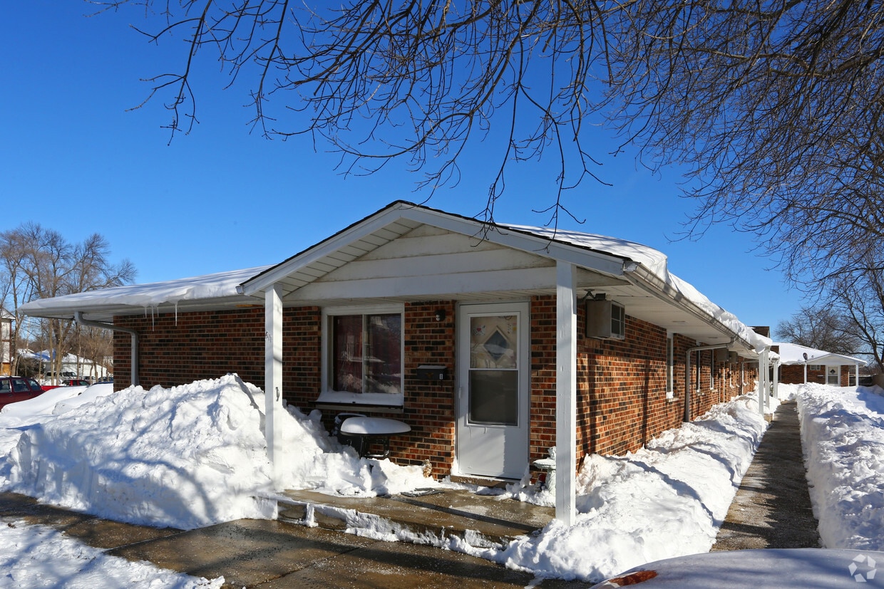 611 Main St, Antioch, IL 60002 Apartments in Antioch, IL