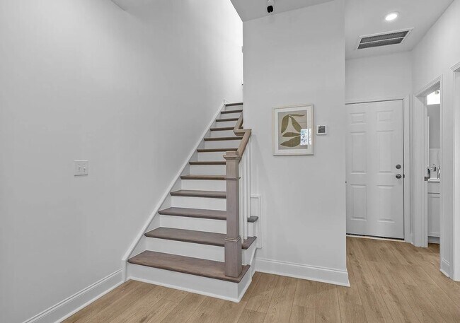 Foto del edificio - Stylish 3BR Townhome in Charlotte