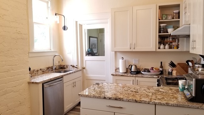 Building Photo - 905 Diamond St