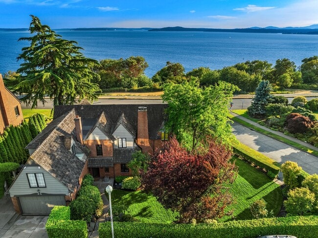 Building Photo - Magnolia Boulevard Grand Tudor - Fully Fur...
