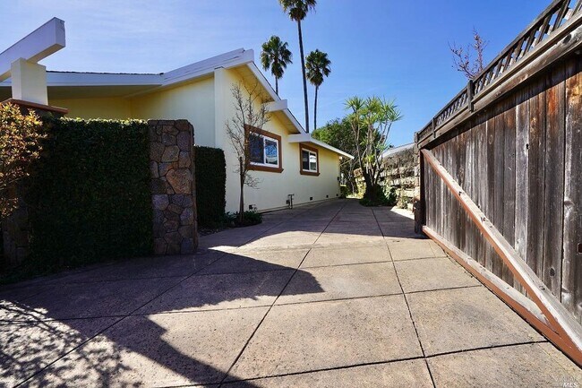 Building Photo - 673 Cabot Way