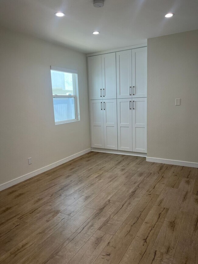Foto del edificio - Cozy end unit, 1 bedroom