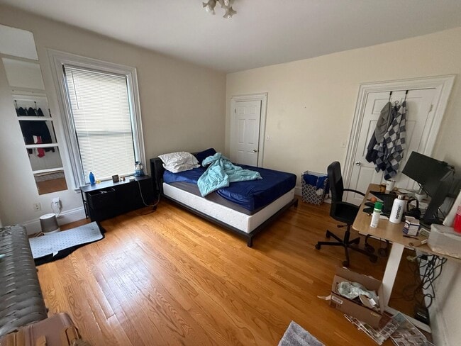 Building Photo - Gorgeous, Affordable and Student Friendly Apartment Near T!   Perfect for BU students on a budget