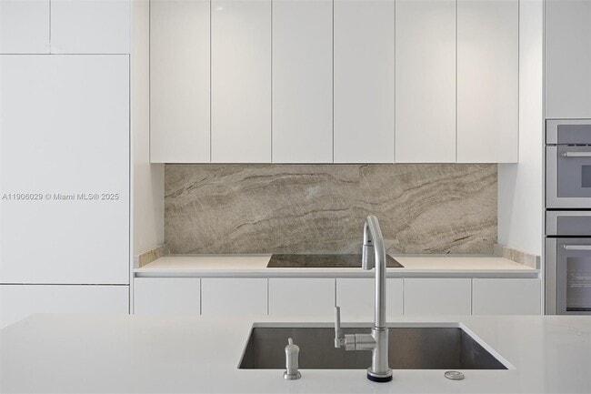 Building Photo - 700 NE 24th St