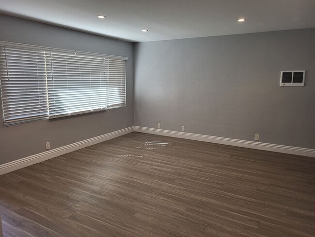 Interior Photo - 3550 Park