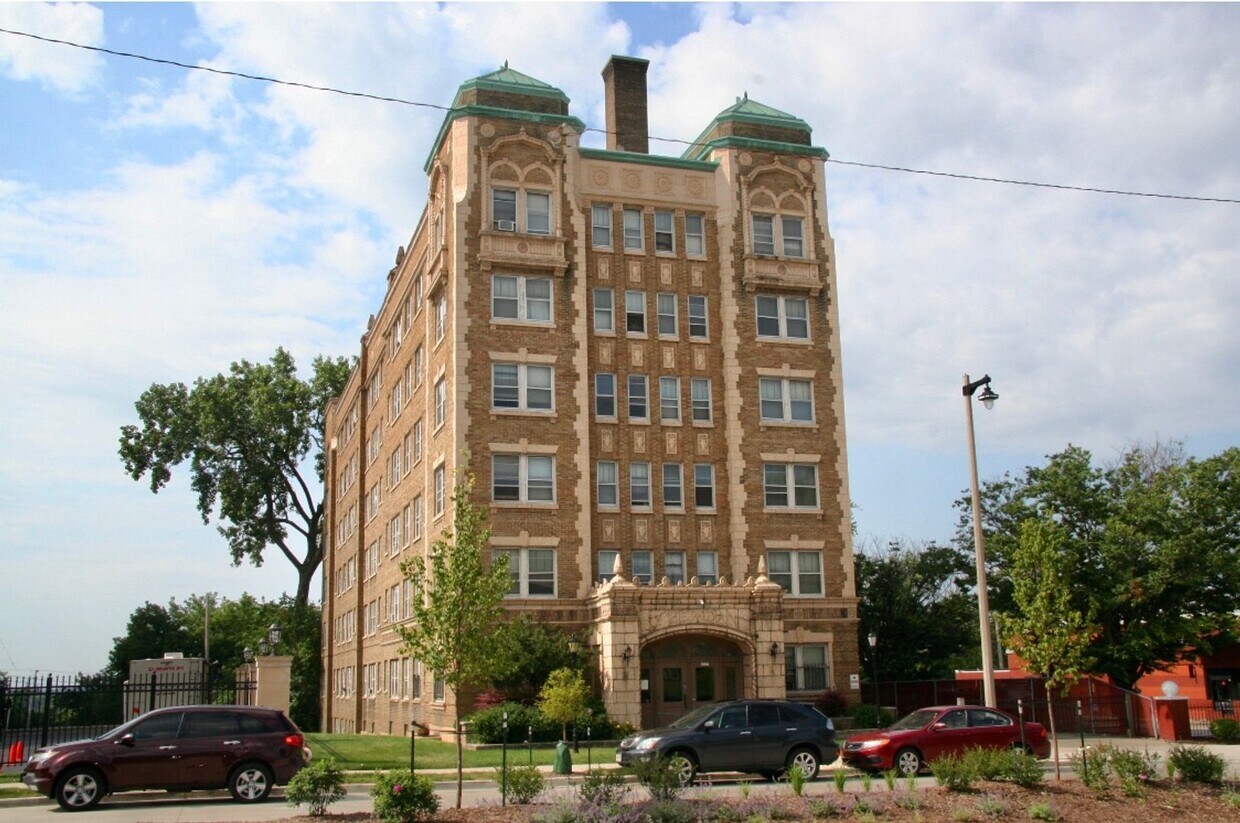2435 W Wisconsin Ave, Milwaukee, WI 53233