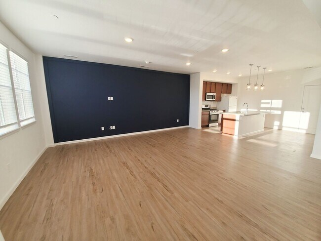 Foto del edificio - Newer Townhouse in Ideal North Gate Location!