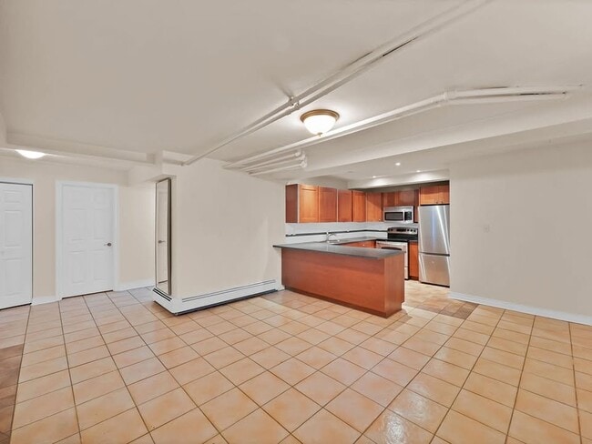 Building Photo - 191 James St S