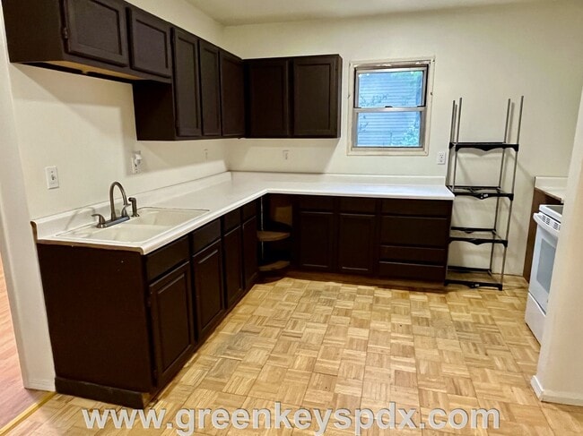 Foto del edificio - This 3-bedroom 1-bathroom house has a large front yard and a mostly fenced backyard.