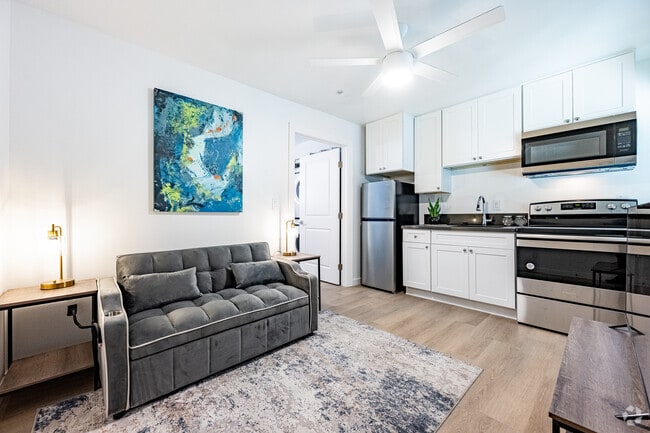 1 habitación, 1 baño - 390 pies cuadrados - Sala de estar - The Jade