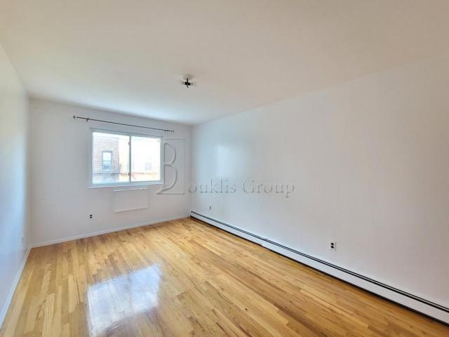 Foto del edificio - 3 bedroom in ASTORIA NY 11103