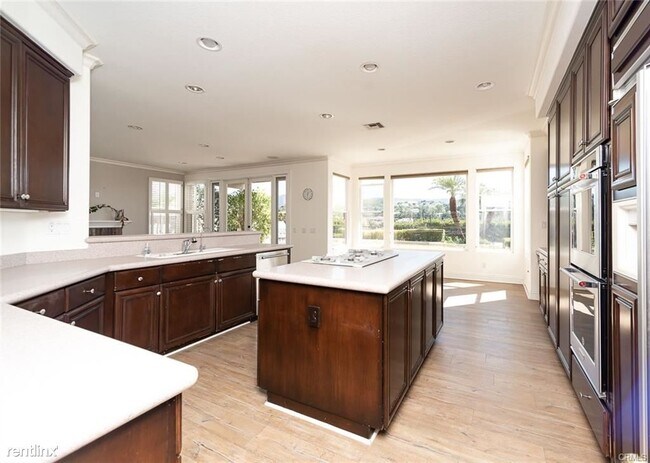 Building Photo - 5 br, 4.5 bath House - 8 Maidstone