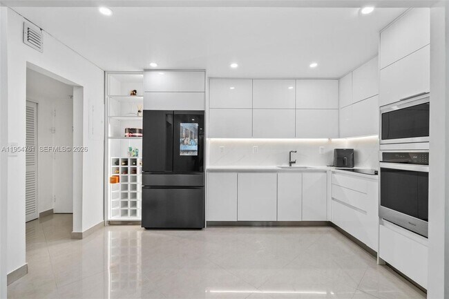 Foto del edificio - 19390 Collins Ave