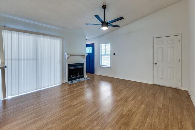 Foto del edificio - 7202 Carver Ave