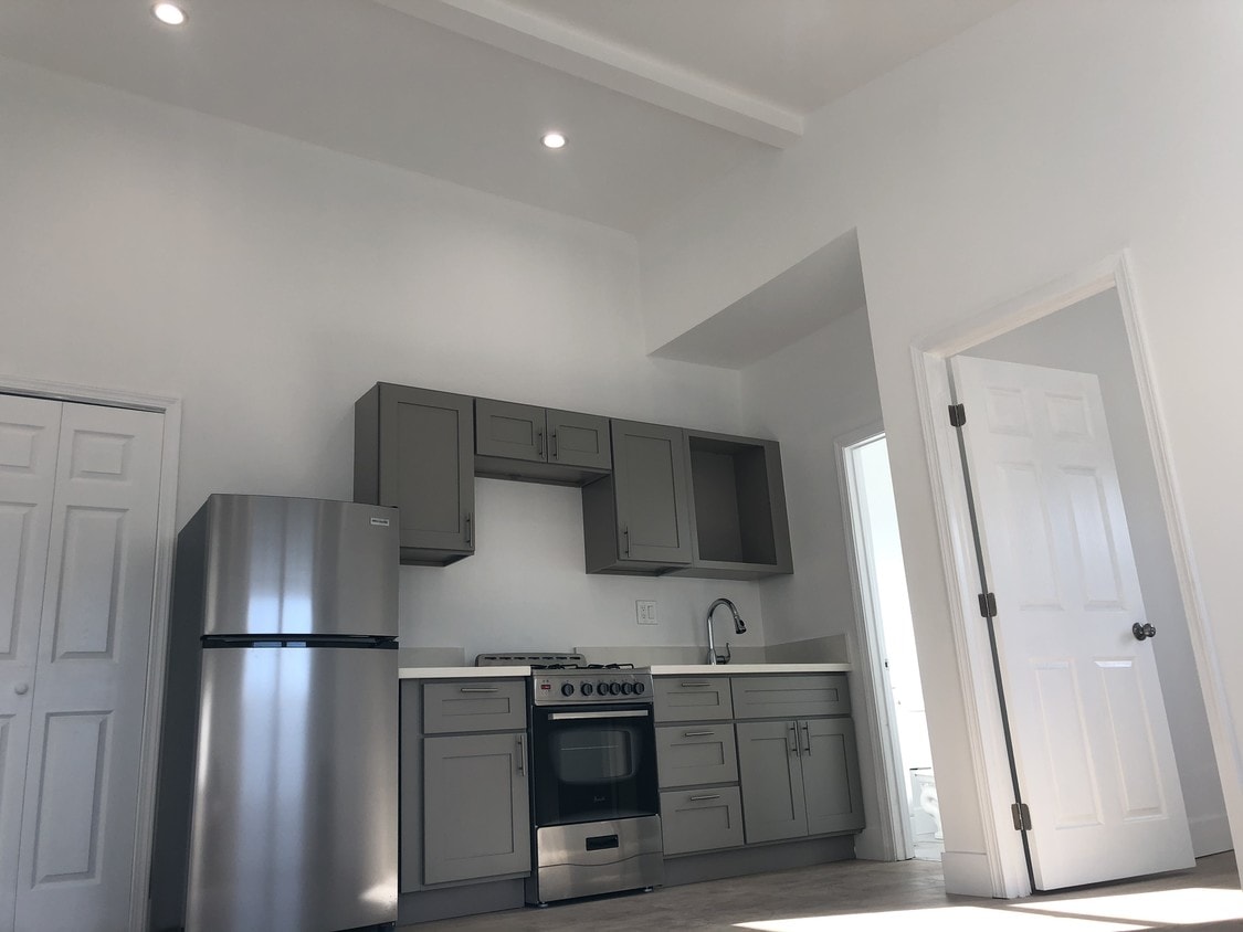 Primary Photo - 450 S Benton Way