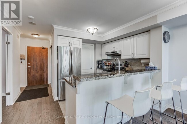 Photo du bâtiment - 33 Elm Dr W