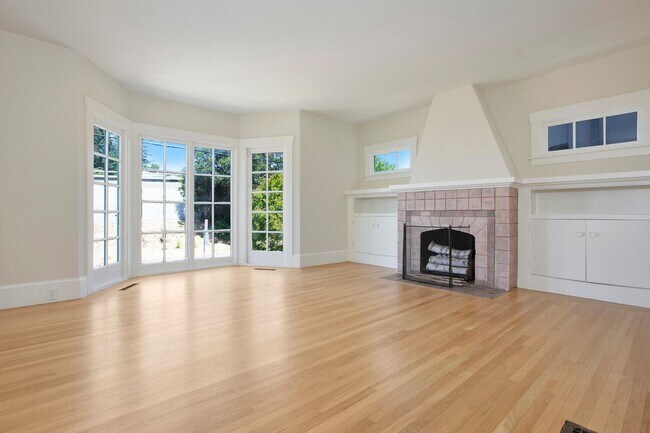 Foto del edificio - Two Bedroom Home w/ Parking, Private Yard, Laundry + More!